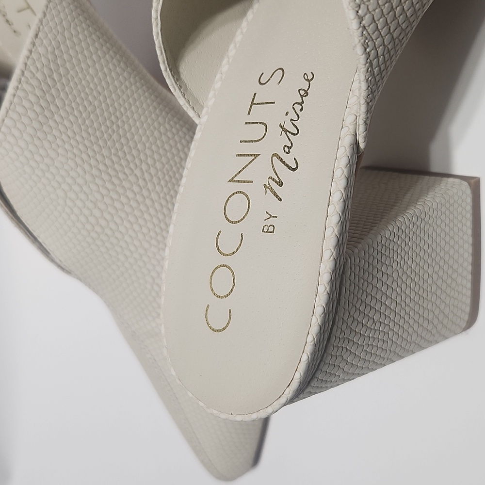 Coconuts by Matisse Women's Cream Textured Mules - Picture 2 of 8